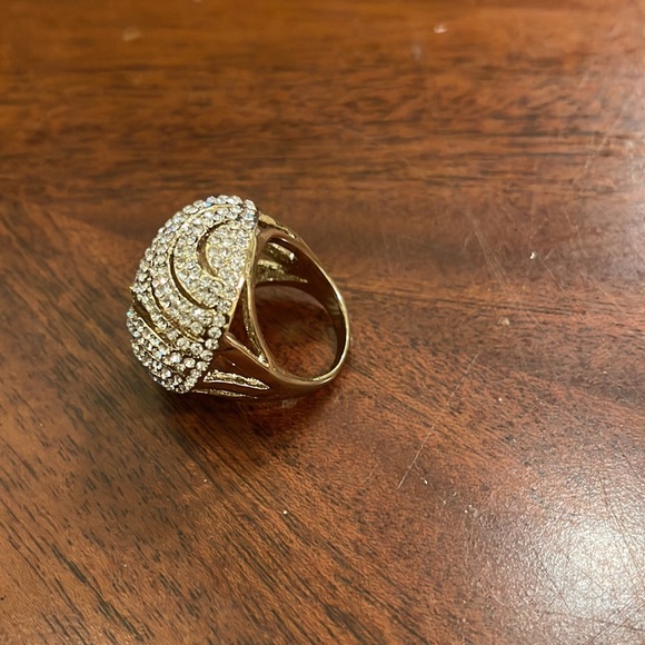 Round Rhinestone With Gold band Ring nwot - Picture 5 of 6